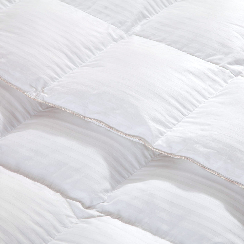 Luxurious All-Season Goose Down Feather Fiber Comforter California King Size Duvet Insert, Exquisite Pinch Pleat Design, Premium Baffle Box, 100% Egyptian Cotton Cover, 80 oz. Fill Weight, Black