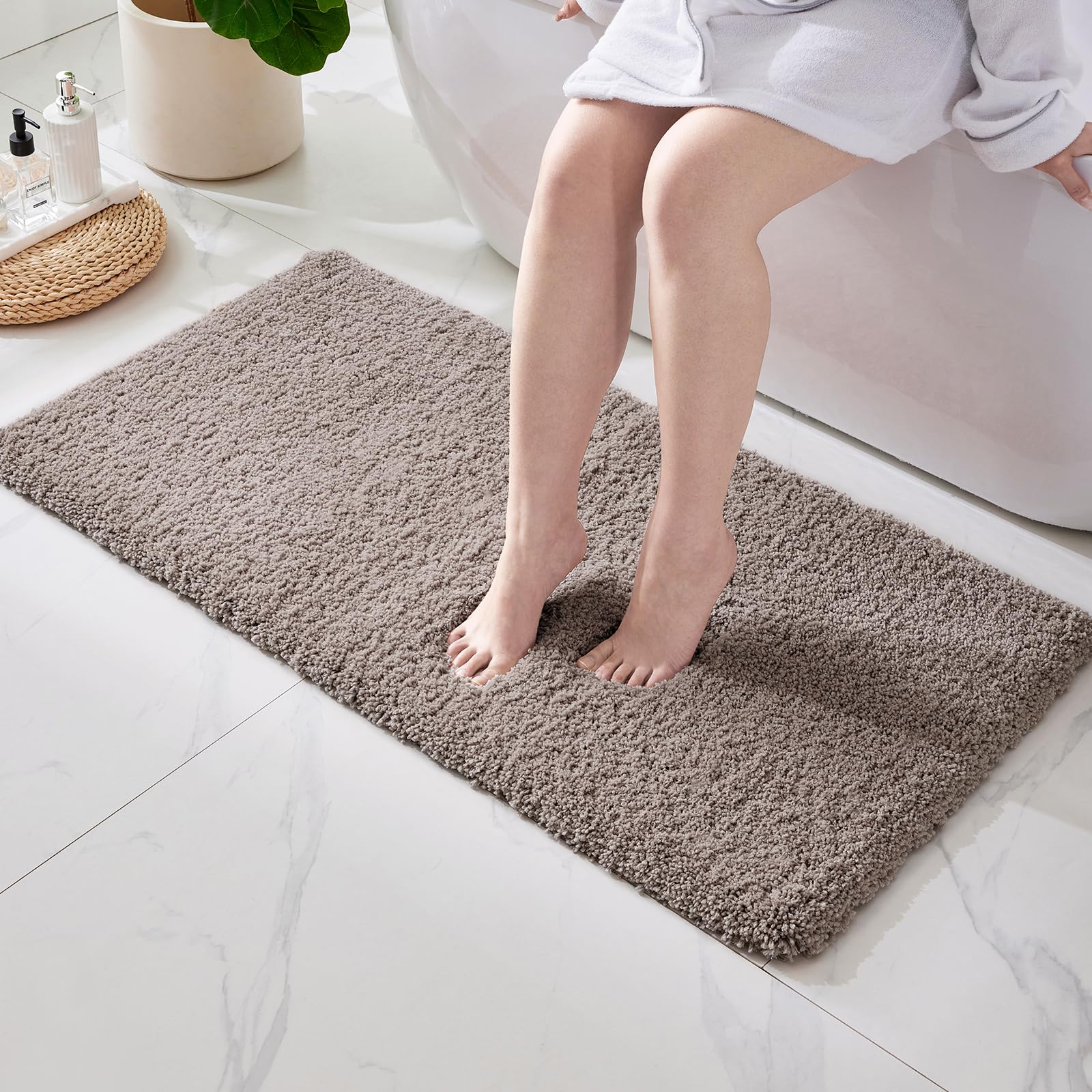 ILANGO Pink Bathroom Rugs 24" × 17" Non Slip & Super Absorbent Extra Thick Soft, Washable Bath Mat for Floor, Non Shedding Microfiber Plush Holiday Bath Rug with Rubber for Shower Sink